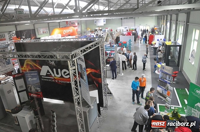 Zdjęcie w galerii na portalu naszraciborz.pl: Ruszyła 15. pietrowicka Eko-Wystawa. Warto odwiedzić stoiska. Bogaty program artystyczny wiadomości z regionu