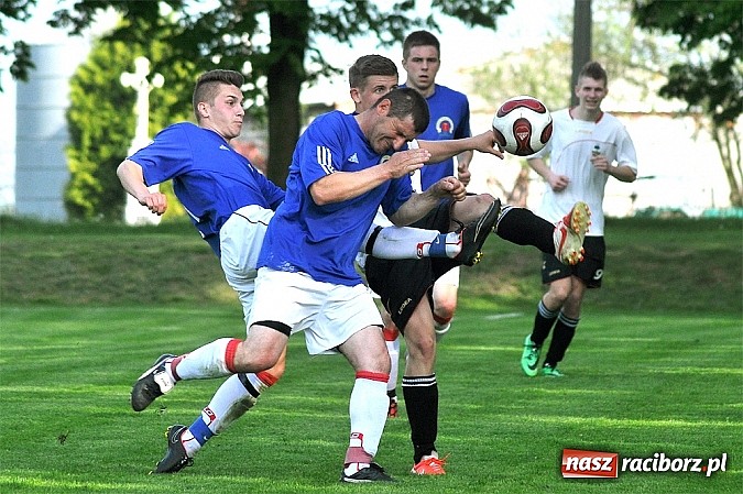 Zdjęcie w galerii na portalu naszraciborz.pl: Pogrom w Krzanowicach. Wicelider wygrał dziewięcioma bramkami wiadomości z regionu