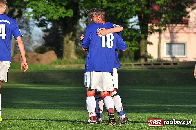Zdjęcie w galerii na portalu naszraciborz.pl: Pogrom w Krzanowicach. Wicelider wygrał dziewięcioma bramkami wiadomości z regionu