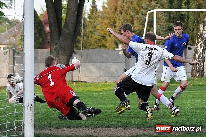 Zdjęcie w galerii na portalu naszraciborz.pl: Pogrom w Krzanowicach. Wicelider wygrał dziewięcioma bramkami wiadomości z regionu