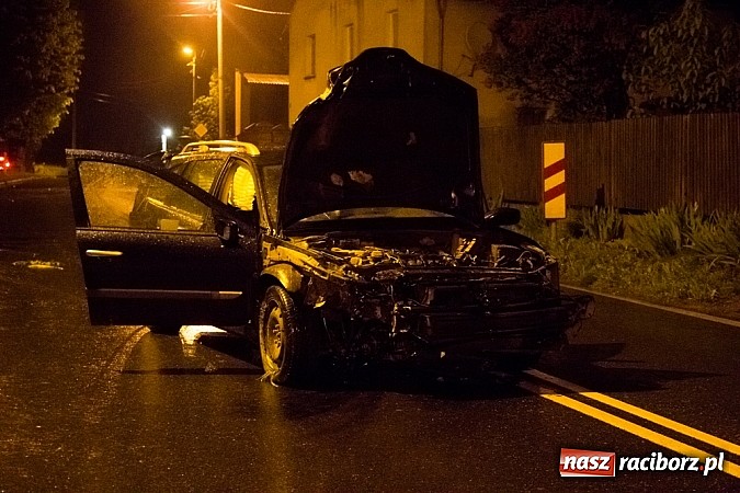 Zdjęcie w galerii na portalu naszraciborz.pl: Rozbity samochód na Hulczyńskiej. Kierowca zbiegł z miejsca zdarzenia! wiadomości z regionu
