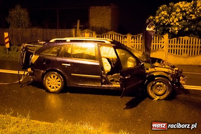 Zdjęcie w galerii na portalu naszraciborz.pl: Rozbity samochód na Hulczyńskiej. Kierowca zbiegł z miejsca zdarzenia! wiadomości z regionu