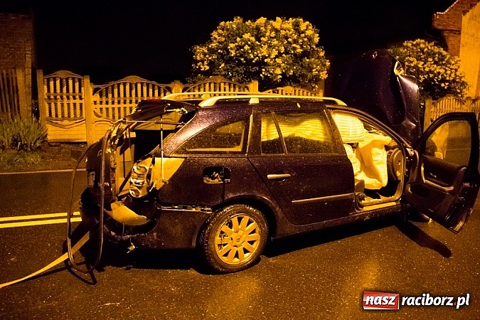 Zdjęcie w galerii na portalu naszraciborz.pl: Rozbity samochód na Hulczyńskiej. Kierowca zbiegł z miejsca zdarzenia! wiadomości z regionu