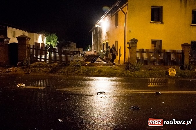 Zdjęcie w galerii na portalu naszraciborz.pl: Rozbity samochód na Hulczyńskiej. Kierowca zbiegł z miejsca zdarzenia! wiadomości z regionu