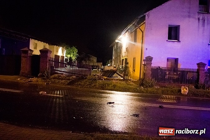 Zdjęcie w galerii na portalu naszraciborz.pl: Rozbity samochód na Hulczyńskiej. Kierowca zbiegł z miejsca zdarzenia! wiadomości z regionu