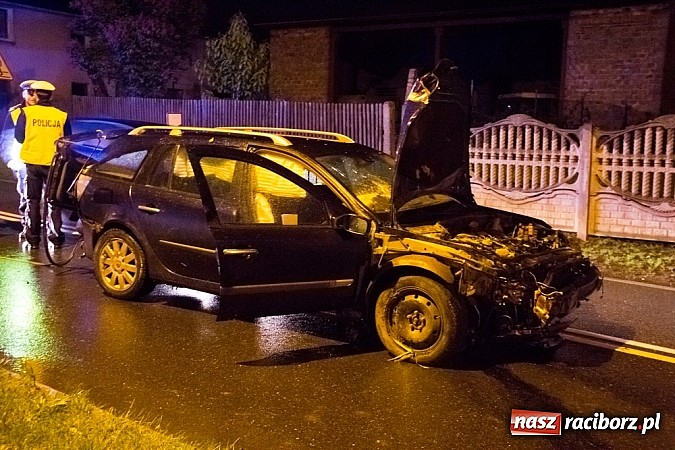 Zdjęcie w galerii na portalu naszraciborz.pl: Rozbity samochód na Hulczyńskiej. Kierowca zbiegł z miejsca zdarzenia! wiadomości z regionu