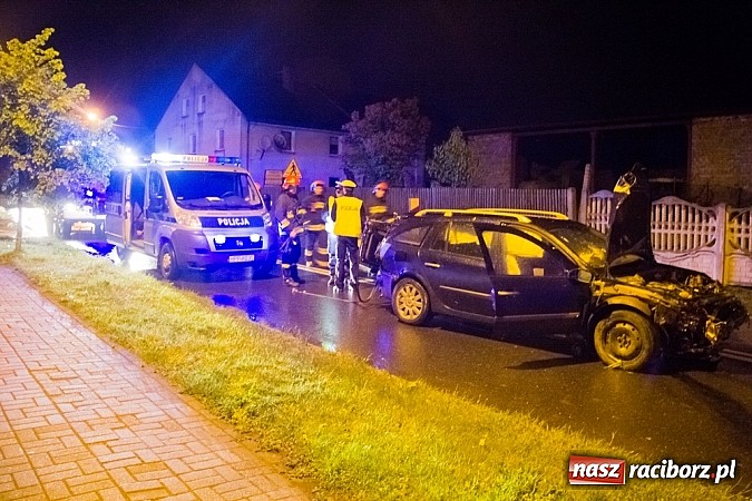 Zdjęcie w galerii na portalu naszraciborz.pl: Rozbity samochód na Hulczyńskiej. Kierowca zbiegł z miejsca zdarzenia! wiadomości z regionu