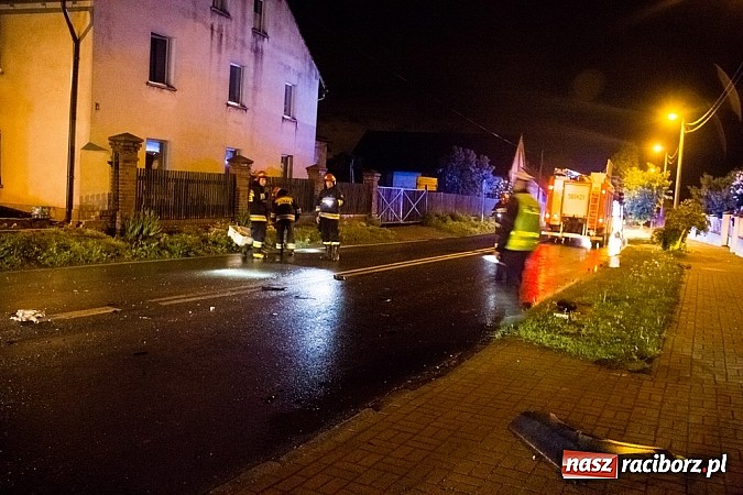 Zdjęcie w galerii na portalu naszraciborz.pl: Rozbity samochód na Hulczyńskiej. Kierowca zbiegł z miejsca zdarzenia! wiadomości z regionu