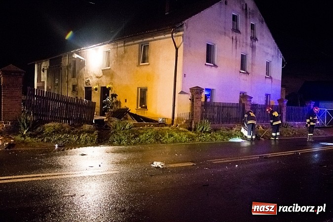 Zdjęcie w galerii na portalu naszraciborz.pl: Rozbity samochód na Hulczyńskiej. Kierowca zbiegł z miejsca zdarzenia! wiadomości z regionu
