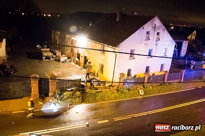 Zdjęcie w galerii na portalu naszraciborz.pl: Rozbity samochód na Hulczyńskiej. Kierowca zbiegł z miejsca zdarzenia! wiadomości z regionu