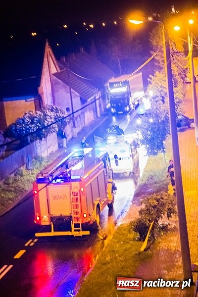 Zdjęcie w galerii na portalu naszraciborz.pl: Rozbity samochód na Hulczyńskiej. Kierowca zbiegł z miejsca zdarzenia! wiadomości z regionu