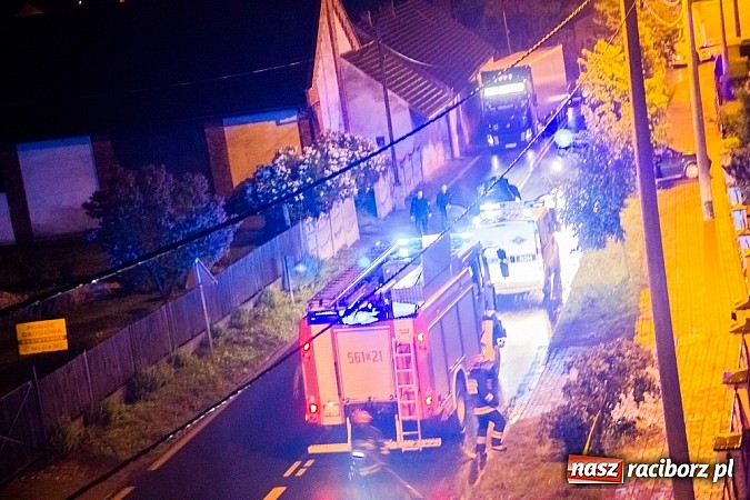 Zdjęcie w galerii na portalu naszraciborz.pl: Rozbity samochód na Hulczyńskiej. Kierowca zbiegł z miejsca zdarzenia! wiadomości z regionu