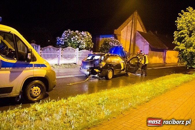 Zdjęcie w galerii na portalu naszraciborz.pl: Rozbity samochód na Hulczyńskiej. Kierowca zbiegł z miejsca zdarzenia! wiadomości z regionu
