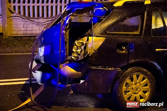 Zdjęcie w galerii na portalu naszraciborz.pl: Rozbity samochód na Hulczyńskiej. Kierowca zbiegł z miejsca zdarzenia! wiadomości z regionu