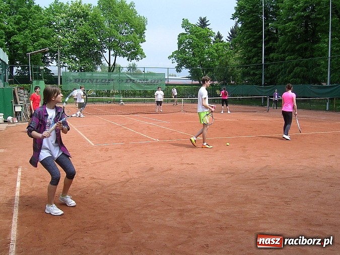Zdjęcie w galerii na portalu naszraciborz.pl: Deblowe miksty w tenisie na korcie Rafako  wiadomości z regionu