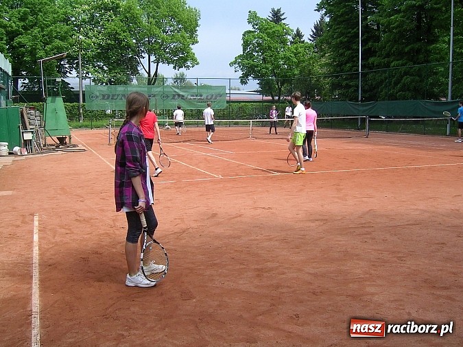 Zdjęcie w galerii na portalu naszraciborz.pl: Deblowe miksty w tenisie na korcie Rafako  wiadomości z regionu