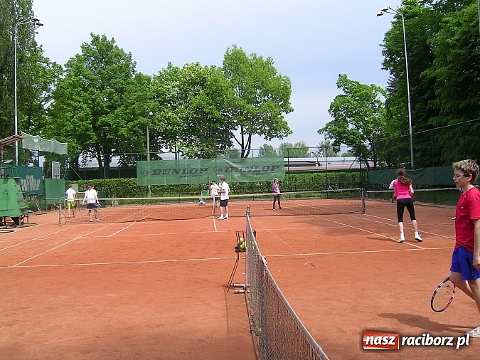Zdjęcie w galerii na portalu naszraciborz.pl: Deblowe miksty w tenisie na korcie Rafako  wiadomości z regionu
