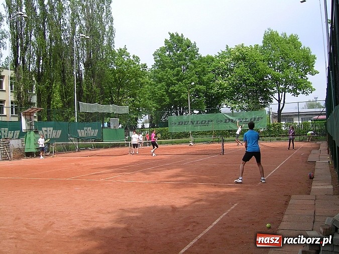 Zdjęcie w galerii na portalu naszraciborz.pl: Deblowe miksty w tenisie na korcie Rafako  wiadomości z regionu