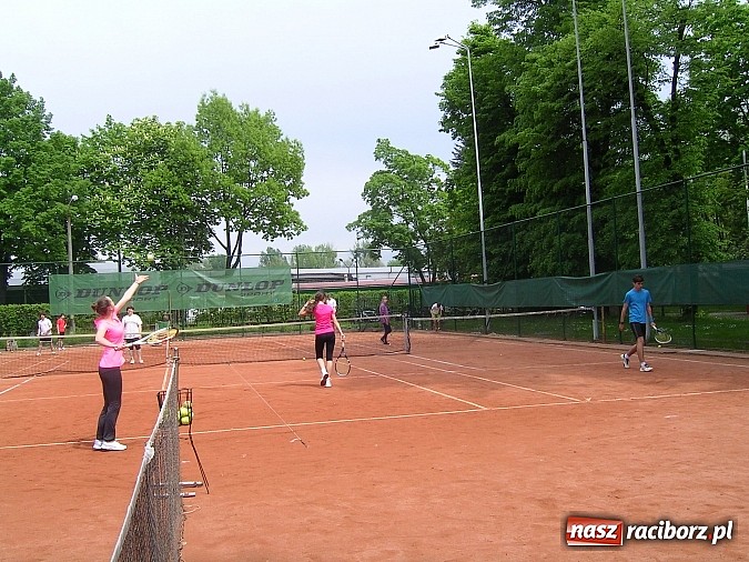 Zdjęcie w galerii na portalu naszraciborz.pl: Deblowe miksty w tenisie na korcie Rafako  wiadomości z regionu
