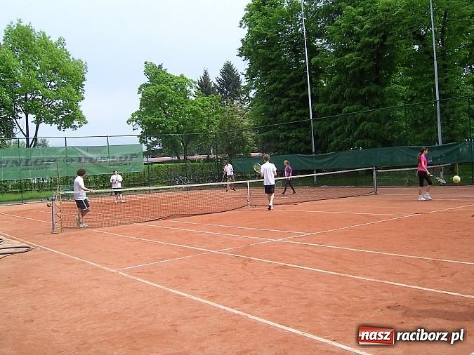 Zdjęcie w galerii na portalu naszraciborz.pl: Deblowe miksty w tenisie na korcie Rafako  wiadomości z regionu