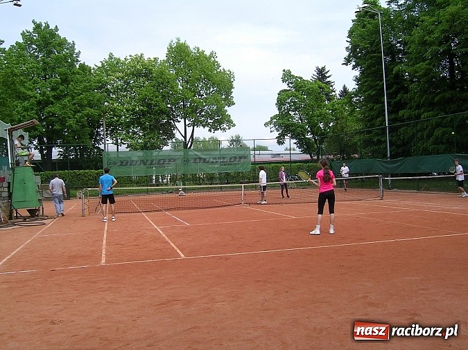 Zdjęcie w galerii na portalu naszraciborz.pl: Deblowe miksty w tenisie na korcie Rafako  wiadomości z regionu