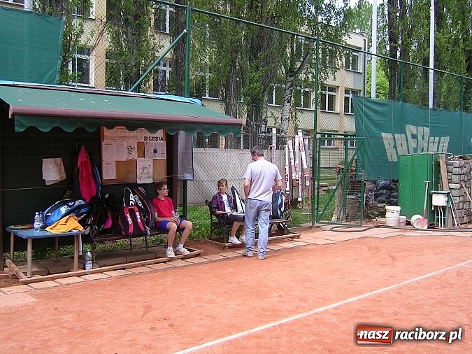 Zdjęcie w galerii na portalu naszraciborz.pl: Deblowe miksty w tenisie na korcie Rafako  wiadomości z regionu