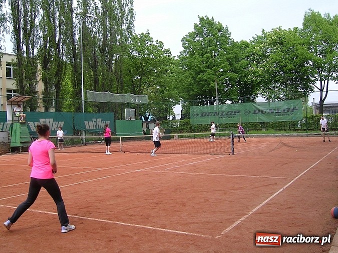 Zdjęcie w galerii na portalu naszraciborz.pl: Deblowe miksty w tenisie na korcie Rafako  wiadomości z regionu