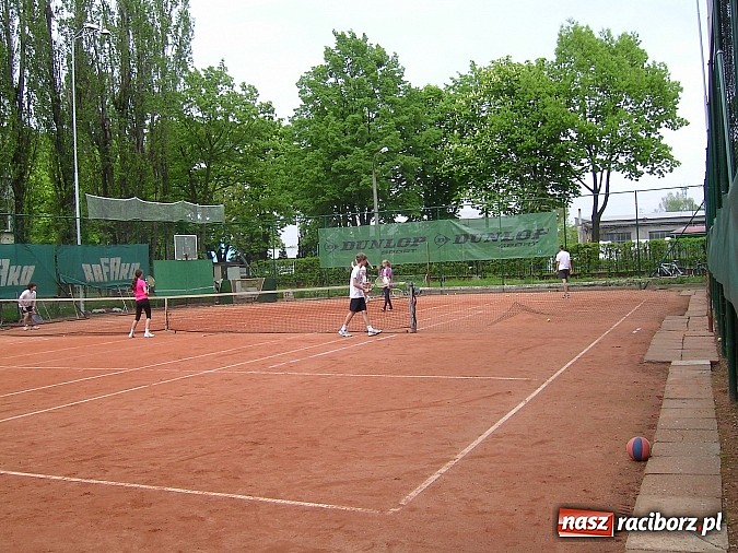 Zdjęcie w galerii na portalu naszraciborz.pl: Deblowe miksty w tenisie na korcie Rafako  wiadomości z regionu