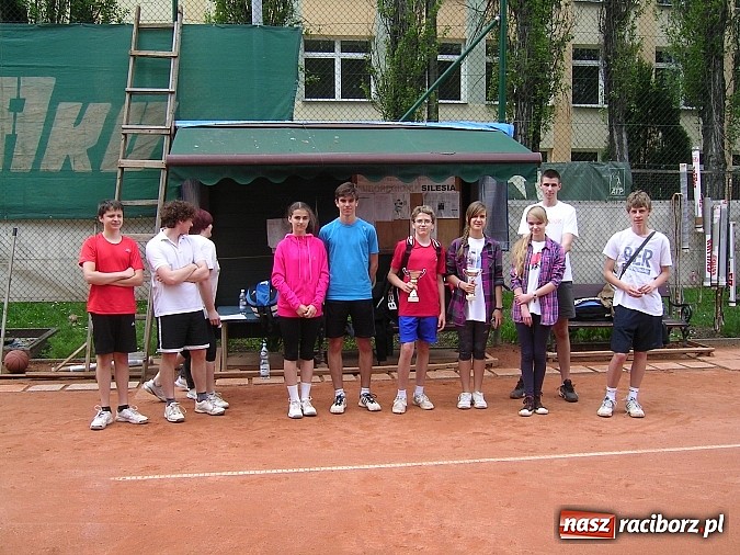 Zdjęcie w galerii na portalu naszraciborz.pl: Deblowe miksty w tenisie na korcie Rafako  wiadomości z regionu