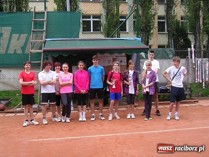 Zdjęcie w galerii na portalu naszraciborz.pl: Deblowe miksty w tenisie na korcie Rafako  wiadomości z regionu