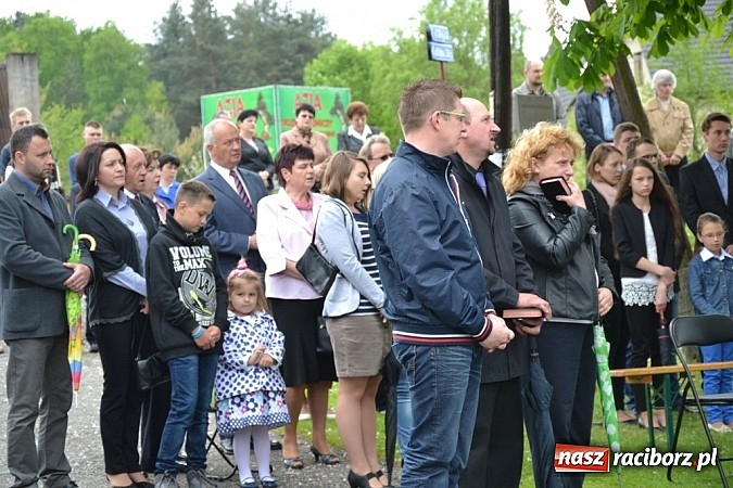 Zdjęcie w galerii na portalu naszraciborz.pl: Wyszli w pole z Izydorem Oraczem! wiadomości z regionu