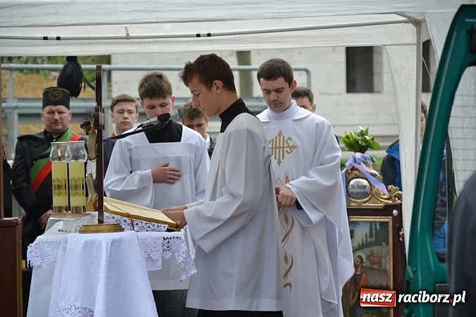 Zdjęcie w galerii na portalu naszraciborz.pl: Wyszli w pole z Izydorem Oraczem! wiadomości z regionu