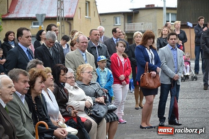 Zdjęcie w galerii na portalu naszraciborz.pl: Wyszli w pole z Izydorem Oraczem! wiadomości z regionu