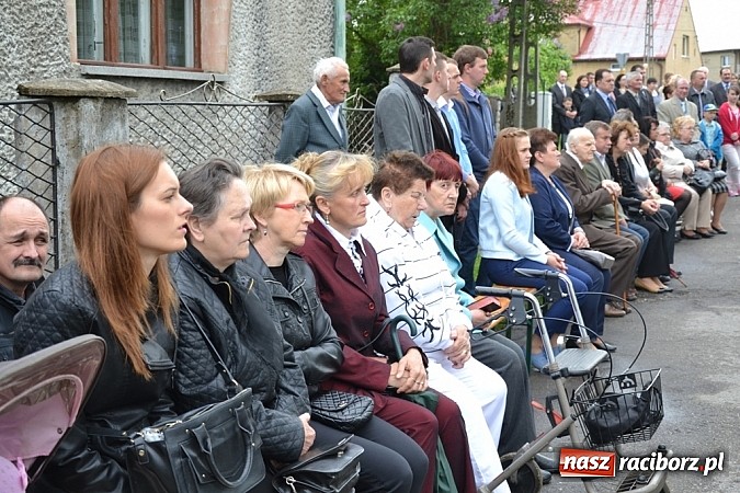 Zdjęcie w galerii na portalu naszraciborz.pl: Wyszli w pole z Izydorem Oraczem! wiadomości z regionu