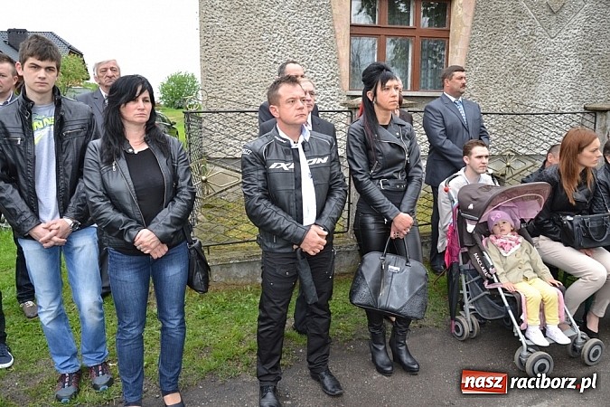 Zdjęcie w galerii na portalu naszraciborz.pl: Wyszli w pole z Izydorem Oraczem! wiadomości z regionu