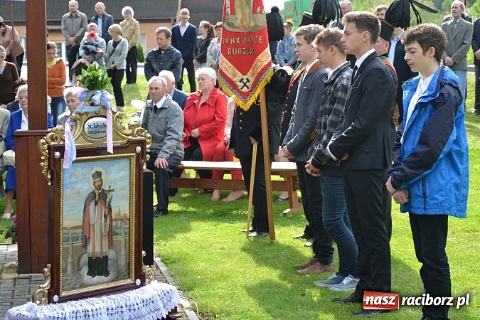 Zdjęcie w galerii na portalu naszraciborz.pl: Wyszli w pole z Izydorem Oraczem! wiadomości z regionu