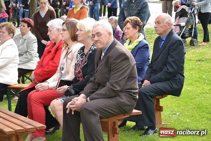 Zdjęcie w galerii na portalu naszraciborz.pl: Wyszli w pole z Izydorem Oraczem! wiadomości z regionu