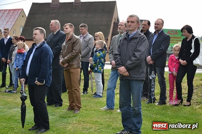 Zdjęcie w galerii na portalu naszraciborz.pl: Wyszli w pole z Izydorem Oraczem! wiadomości z regionu