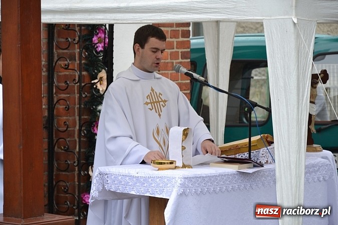 Zdjęcie w galerii na portalu naszraciborz.pl: Wyszli w pole z Izydorem Oraczem! wiadomości z regionu
