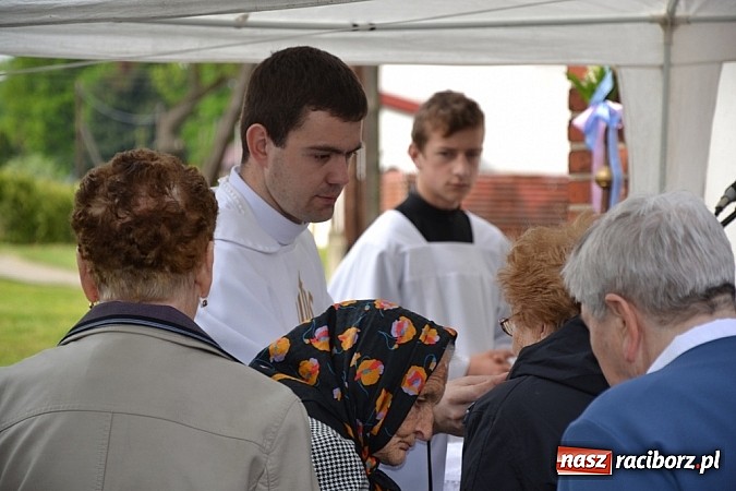 Zdjęcie w galerii na portalu naszraciborz.pl: Wyszli w pole z Izydorem Oraczem! wiadomości z regionu