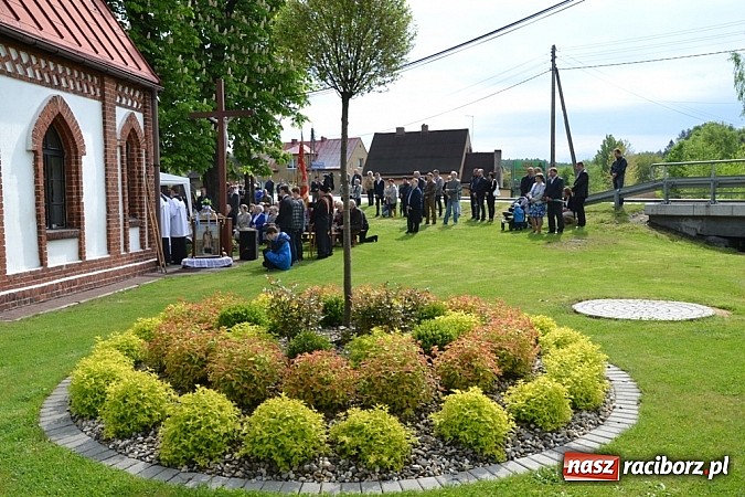 Zdjęcie w galerii na portalu naszraciborz.pl: Wyszli w pole z Izydorem Oraczem! wiadomości z regionu