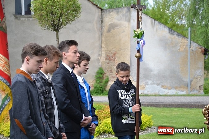 Zdjęcie w galerii na portalu naszraciborz.pl: Wyszli w pole z Izydorem Oraczem! wiadomości z regionu