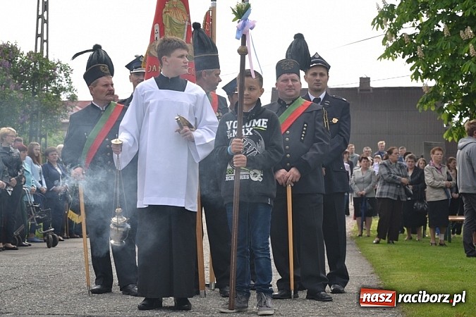 Zdjęcie w galerii na portalu naszraciborz.pl: Wyszli w pole z Izydorem Oraczem! wiadomości z regionu