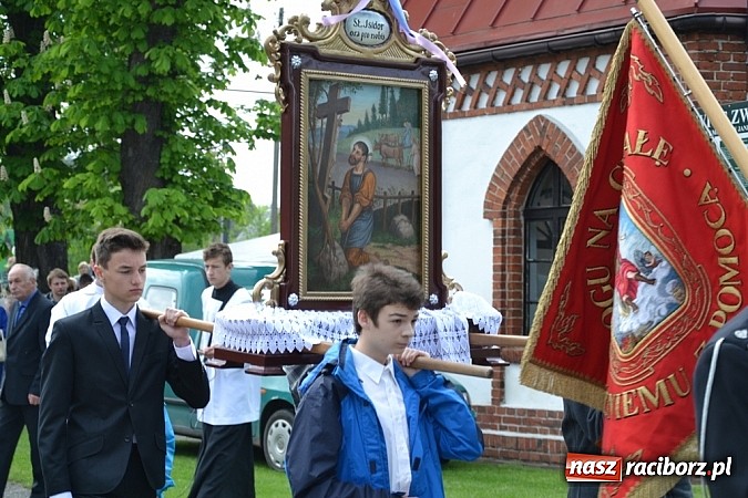 Zdjęcie w galerii na portalu naszraciborz.pl: Wyszli w pole z Izydorem Oraczem! wiadomości z regionu