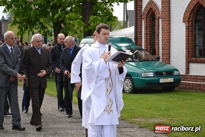 Zdjęcie w galerii na portalu naszraciborz.pl: Wyszli w pole z Izydorem Oraczem! wiadomości z regionu