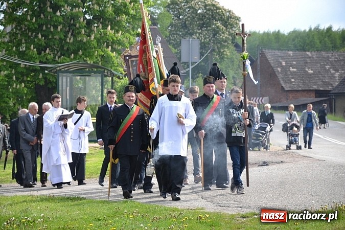 Zdjęcie w galerii na portalu naszraciborz.pl: Wyszli w pole z Izydorem Oraczem! wiadomości z regionu