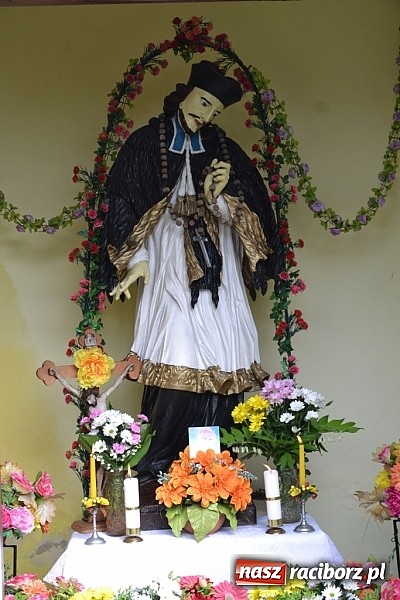 Zdjęcie w galerii na portalu naszraciborz.pl: Wyszli w pole z Izydorem Oraczem! wiadomości z regionu