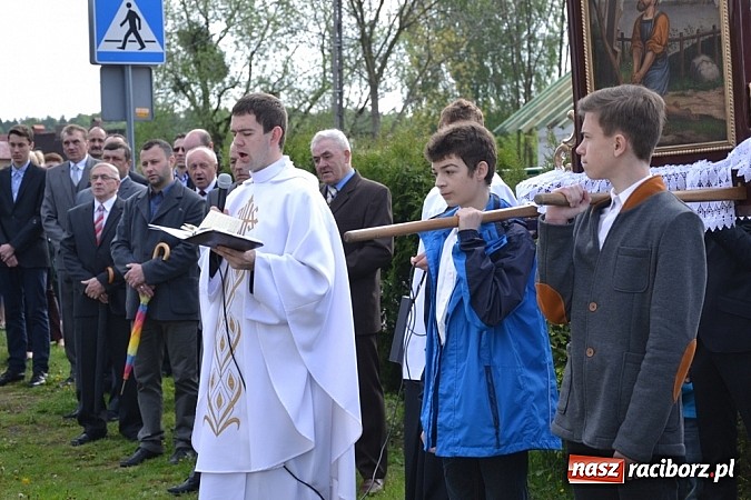Zdjęcie w galerii na portalu naszraciborz.pl: Wyszli w pole z Izydorem Oraczem! wiadomości z regionu