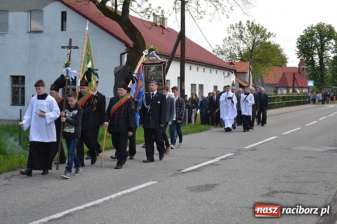 Zdjęcie w galerii na portalu naszraciborz.pl: Wyszli w pole z Izydorem Oraczem! wiadomości z regionu