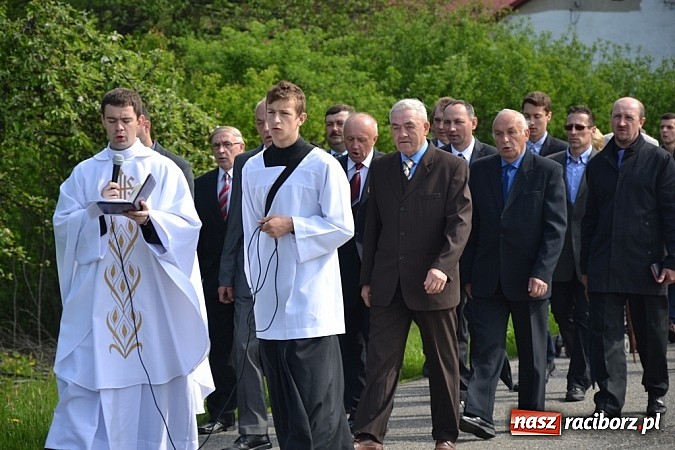 Zdjęcie w galerii na portalu naszraciborz.pl: Wyszli w pole z Izydorem Oraczem! wiadomości z regionu